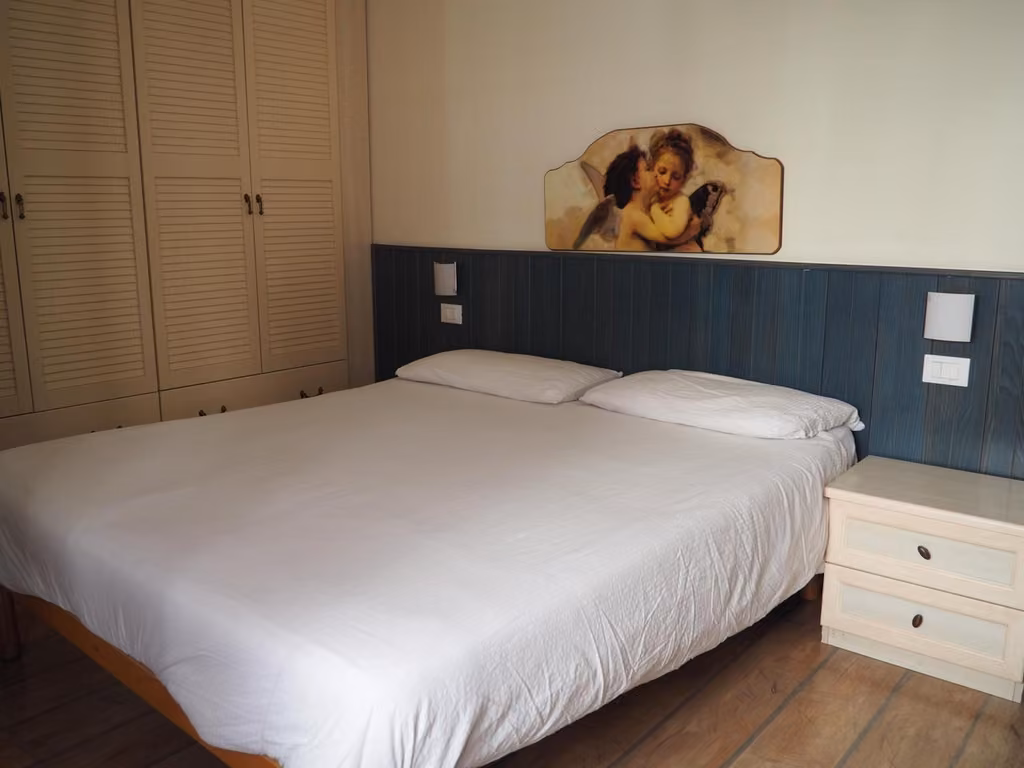 Camera matrimoniale con letto e comodini dell'appartamento con 2 camere matrimoniali de I Narcisi a Roccaraso