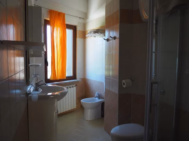 Bagno con lavandino, WC e finestra dell appartamento I Narcisi