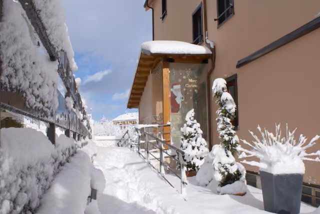 Via Prato a Roccaraso innevata davanti agli appartamenti I Narcisi